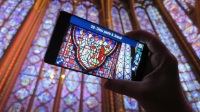 Françis Margot, agent d'accueil à la Sainte-Chapelle a créé une application pour comprendre les 1113 scènes des vitraux de l'église.