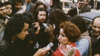 Beate Klarsfeld après sa condamnation au procès en Allemagne, accueillie par une manifestation de soutien à Paris devant l’ambassade d’Allemagne, 11 juillet 1974. Coll. Serge Klarsfeld