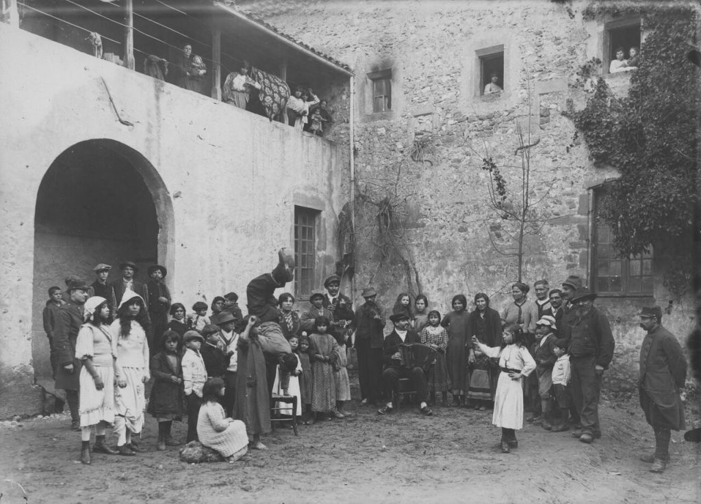 Auteur inconnu (photographe de l'armée), Camp de concentration des Nomades de Crest (Drôme), Nomades au concert, janvier 1916, tirage, 13X18 cm 