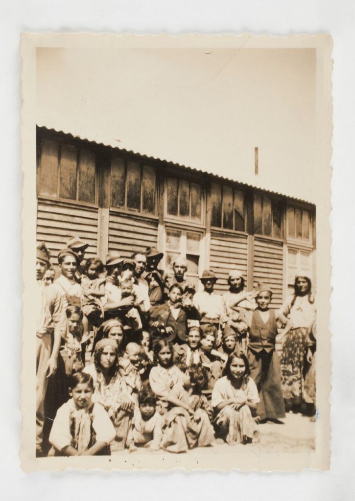 Auteur inconnu, Un groupe de Nomades détenus au camp de Linas-Montlhéry, entre novembre 1940 et avril 1942, tirage d’époque 9x6 cm
