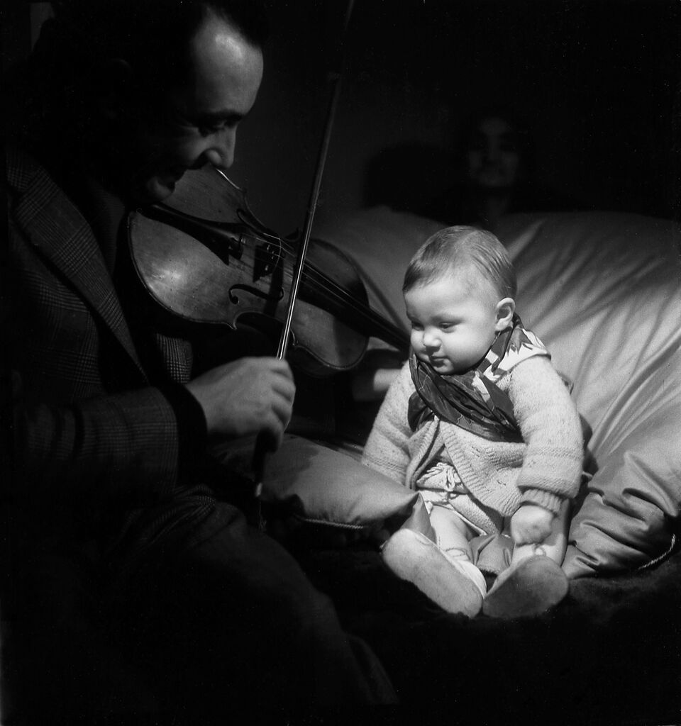 Emile Savitry, Django Reinhardt et son fils Babik à l’âge de huit mois,Paris, 1945, film négatif, 6x6cm 