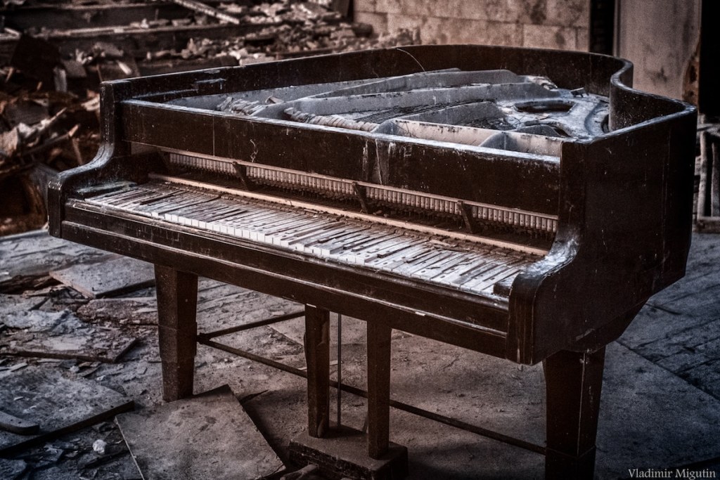 Un piano abandonné dans la salle de concert, Chernobyl Exclusion Zone