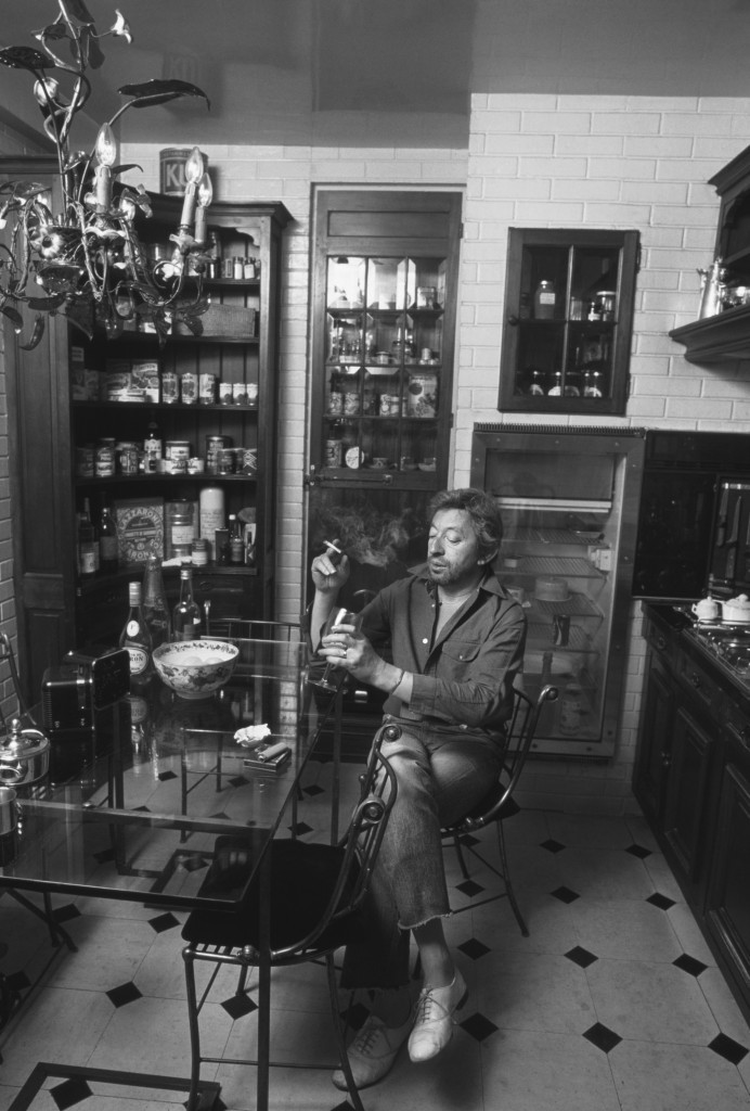 Serge Gainsbourg à la table de sa cuisine, 1982, Tony Frank