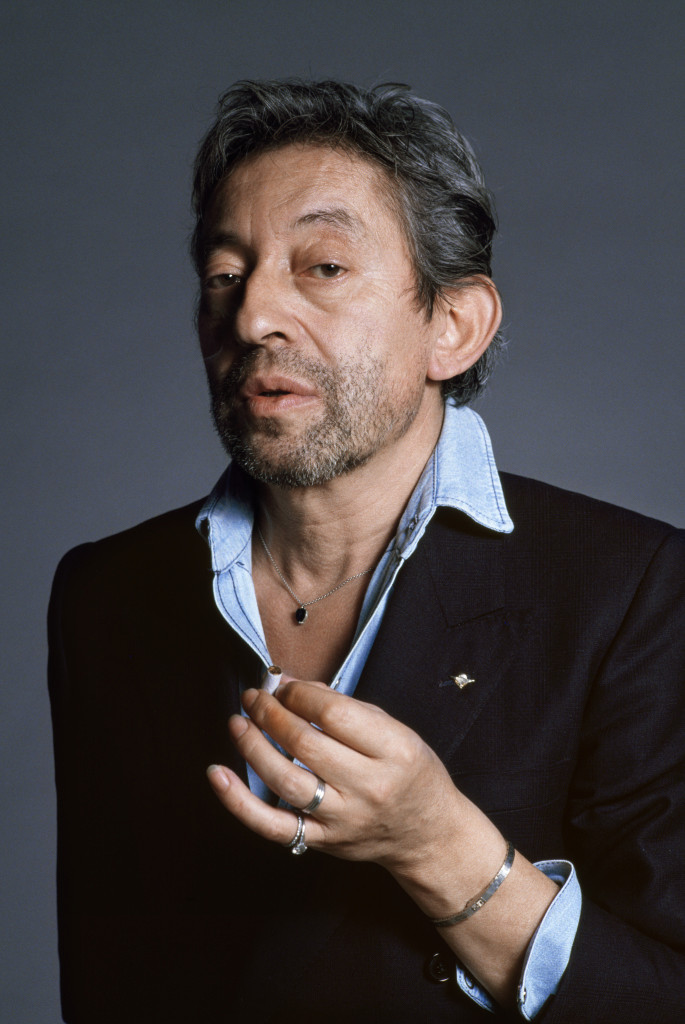 Serge Gainsbourg en blazer, avec son insigne des parachutistes, Tony Frank
