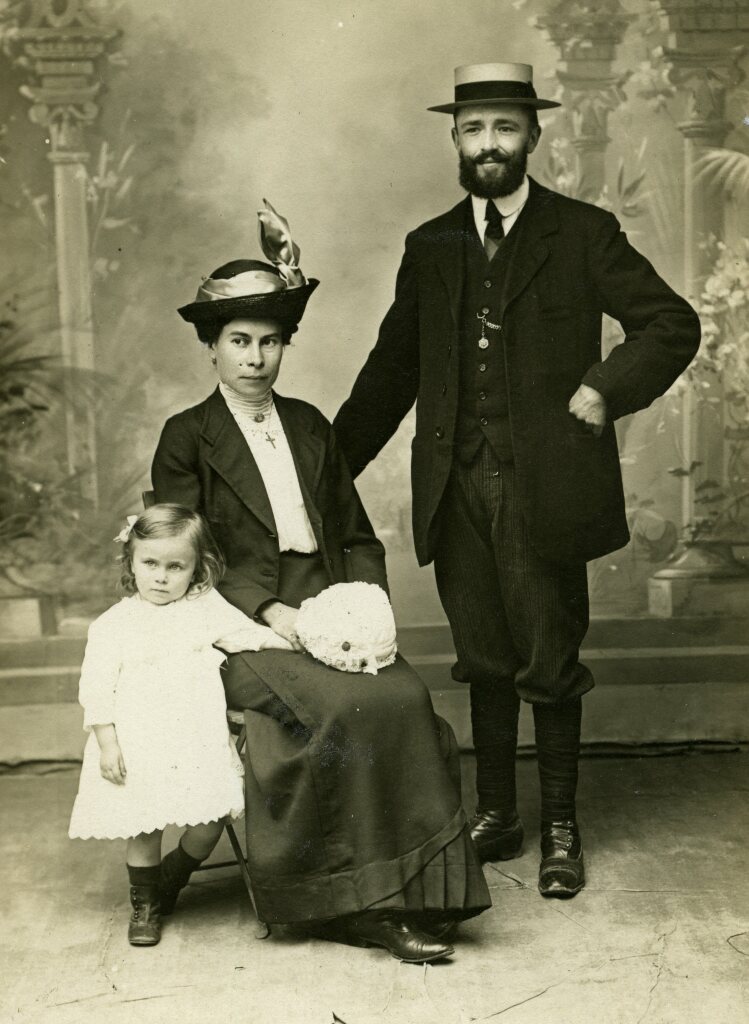 Louis et Marielle Boisquillon avec leur fille Yvonne, ca. 1912-1913, carte postale photographique