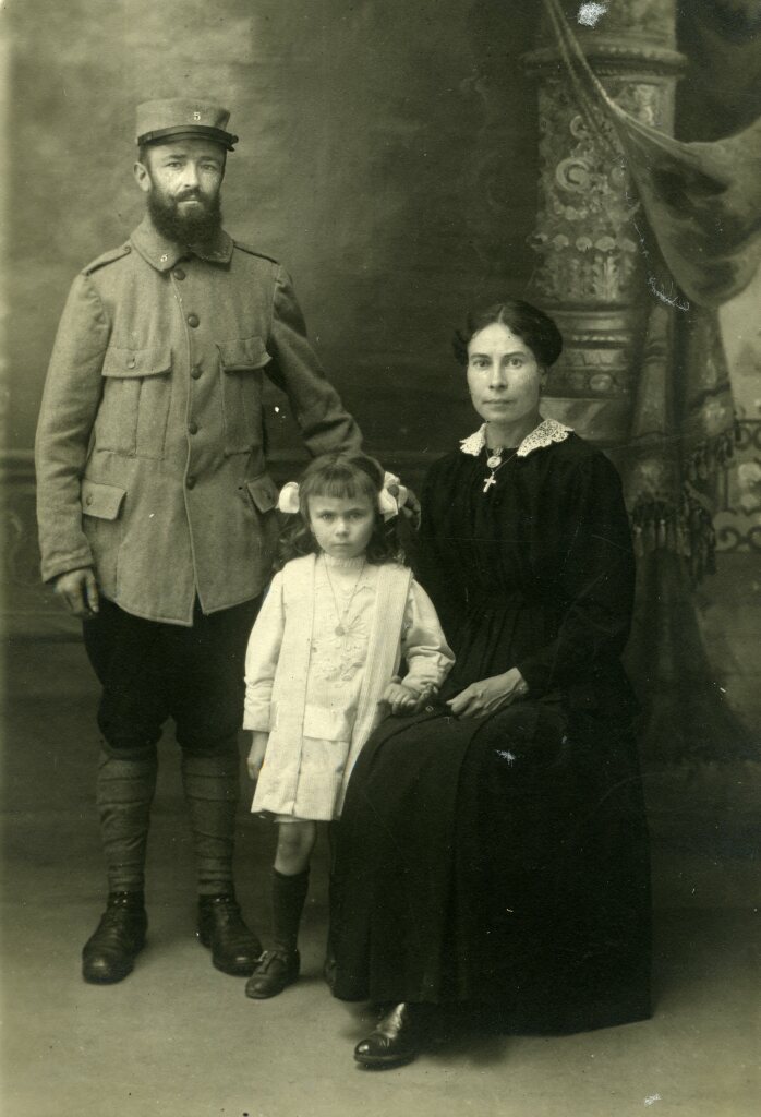 Louis (en permission) et Marielle Boisquillon avec leur fille Yvonne, ca. 1915, carte postale photographique,