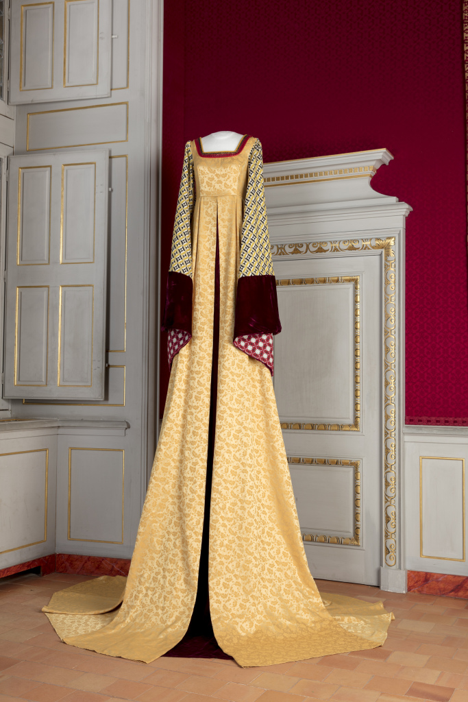 Vue de l'exposition Grandes robes royales