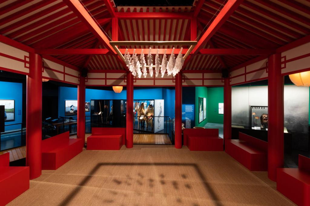 Scénographie de l'exposition Yokainoshima, esprits du Japon photo Bertrand Stofleth, musée des Confluences