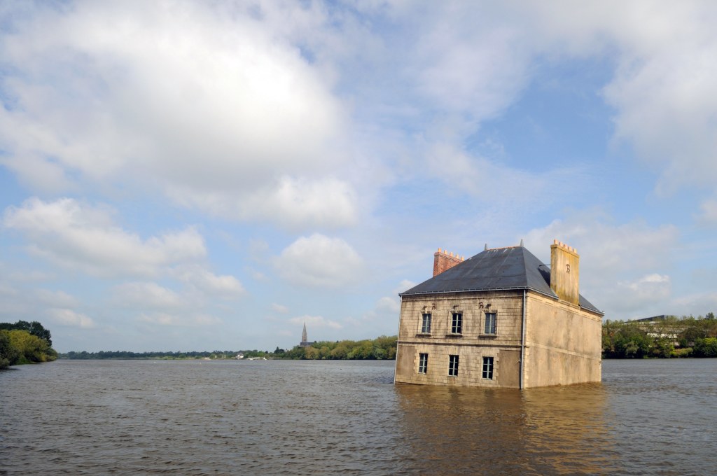 Jean-Luc Courcoult, La Maison dans la Loire, Couëron, création pérenne Estuaire 2007 