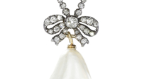 Un pendentif en diamants, retenant une perle naturelle de taille (26mm x 18mm), Estimation $ 1 - 2 million (c) Sotheby's