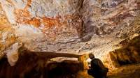 Cave et peintures figuratives récemment découvertes à Borneo, (c) Pindi Setiawan