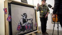 BEVERLY HILLS, CA - NOVEMBER 14: American contemporary artist, Ron English. Photo : Barbara Davidson/Getty Images)
