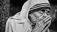 Raghu Rai mother teresa in prayer, kolkata 1995