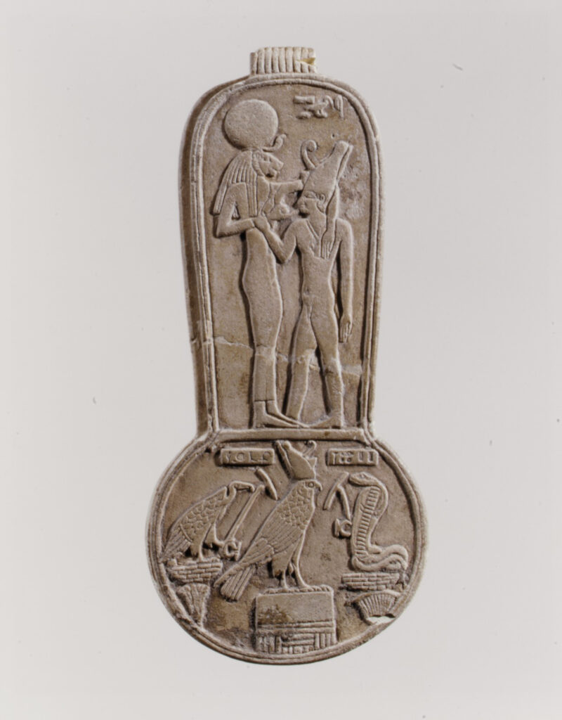 Contrepoids de collier menat au nom de Taharqa avec scène d’allaitement du roi.