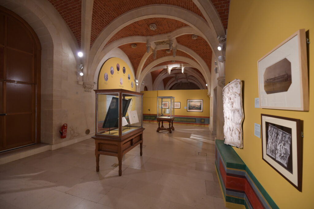 Vue de l'exposition d'Alésia à Rome au Musée d'Archéologie Nationale 