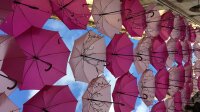 Vue de l'installation du Village Royal - Parapluie Rose
