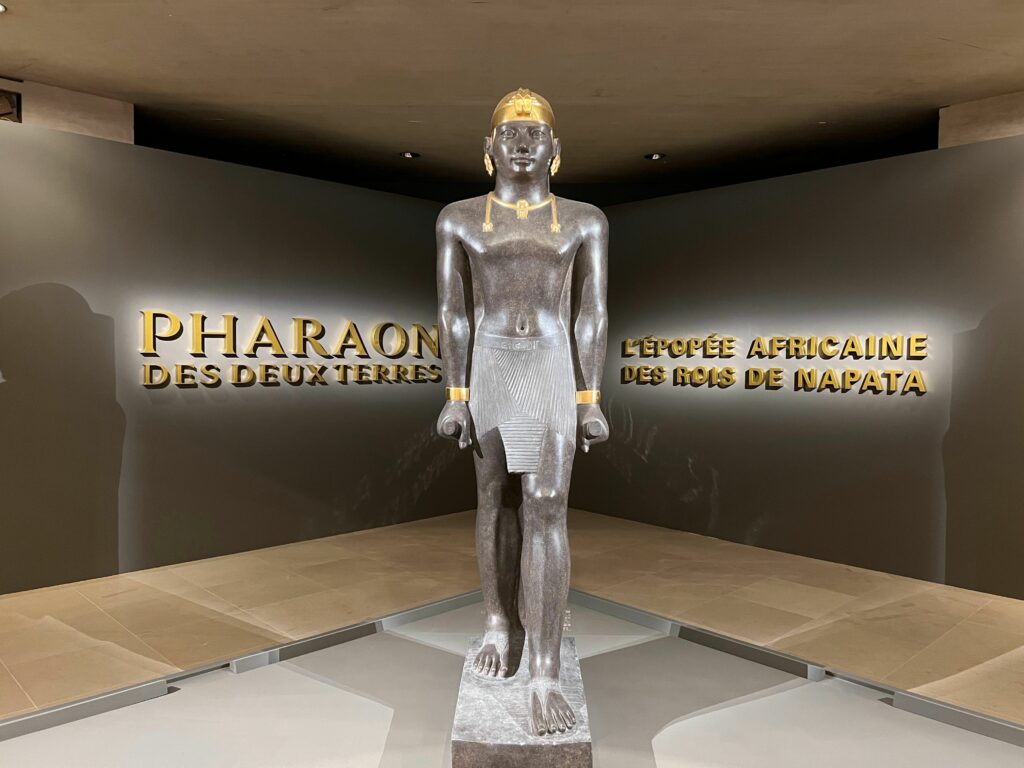 Vue de l'exposition Pharaon des Deux Terres, l'épopée africaine des rois de Napata, au Musée du Louvre Paris