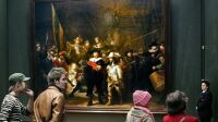 les-visiteurs-du-rijksmuseum-damsterdam-devant-la-ronde-de-nuit-de-rembrandt-1-1600x0
