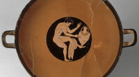 Exposition Les tables du pouvoir Louvre-Lens, Coupe à figure rouge comaste jouant à faire tenir une amphore sur son pied, 510-500 av. J-C