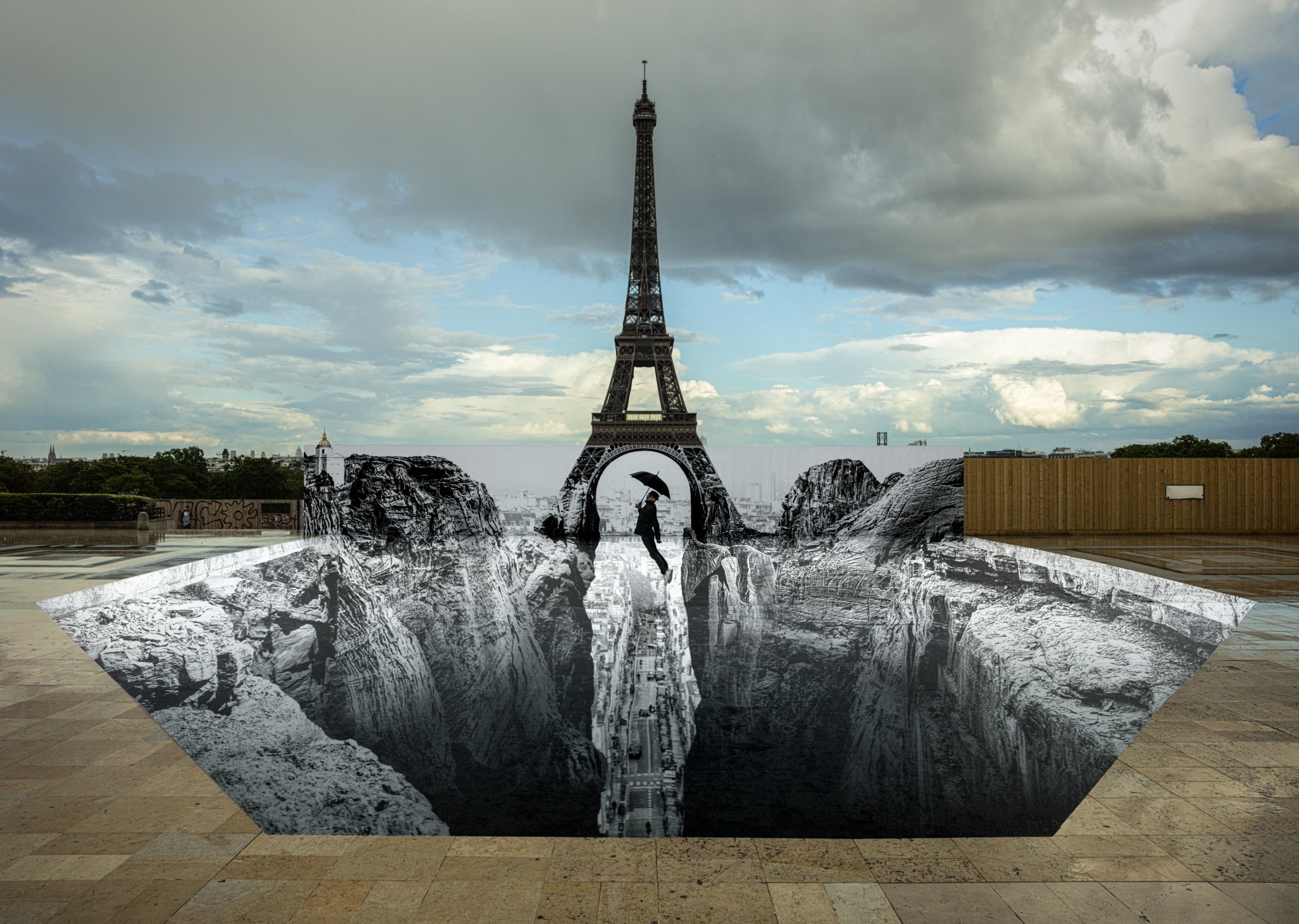 JR pare la Tour Eiffel d'un trompe-l'œil vertigineux - Arts in the