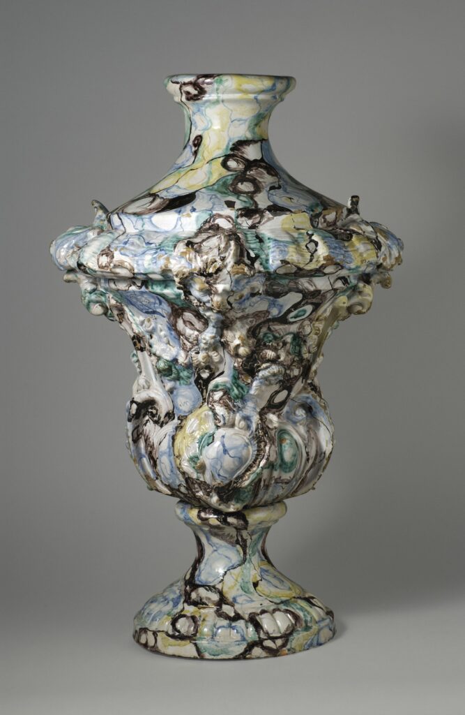 Vase de jardin rocaille, faïence de grand feu, vers 1750, Sèvres, Manufacture et musée nationaux 