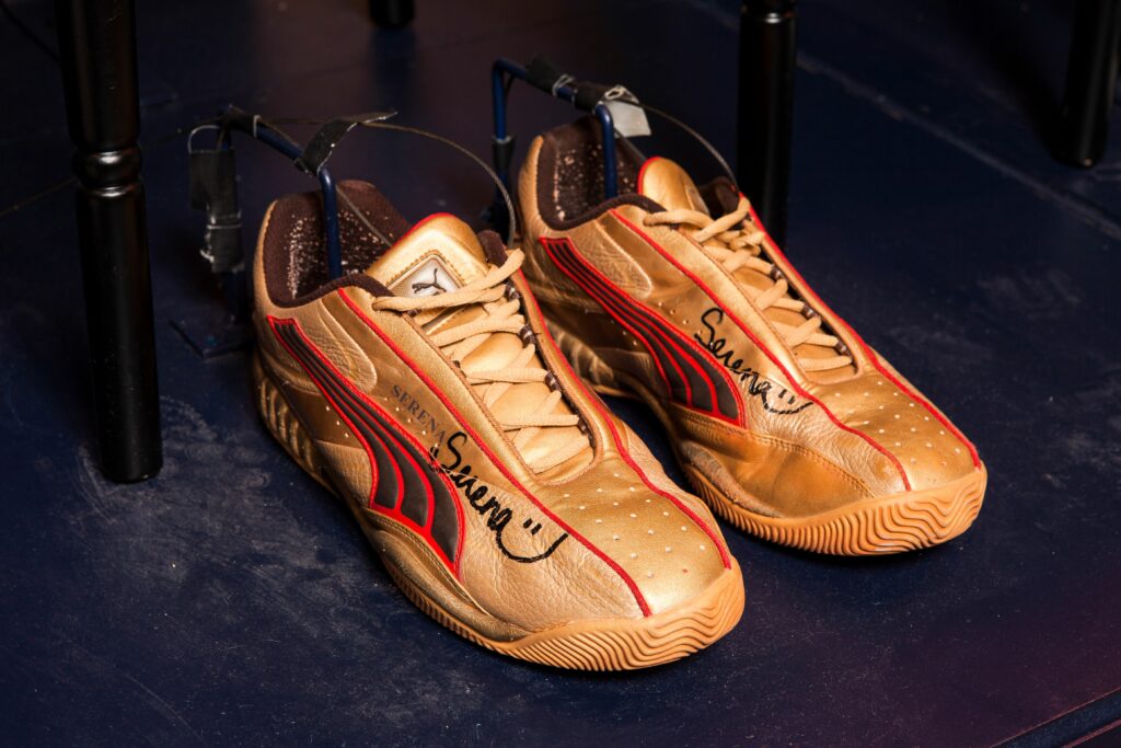 Paire de chaussures de tennis Puma ayant appartenu à Serena Williams. Dédicacée par Serena Williams. Vainqueur du simple dame à Roland-Garros, 2002