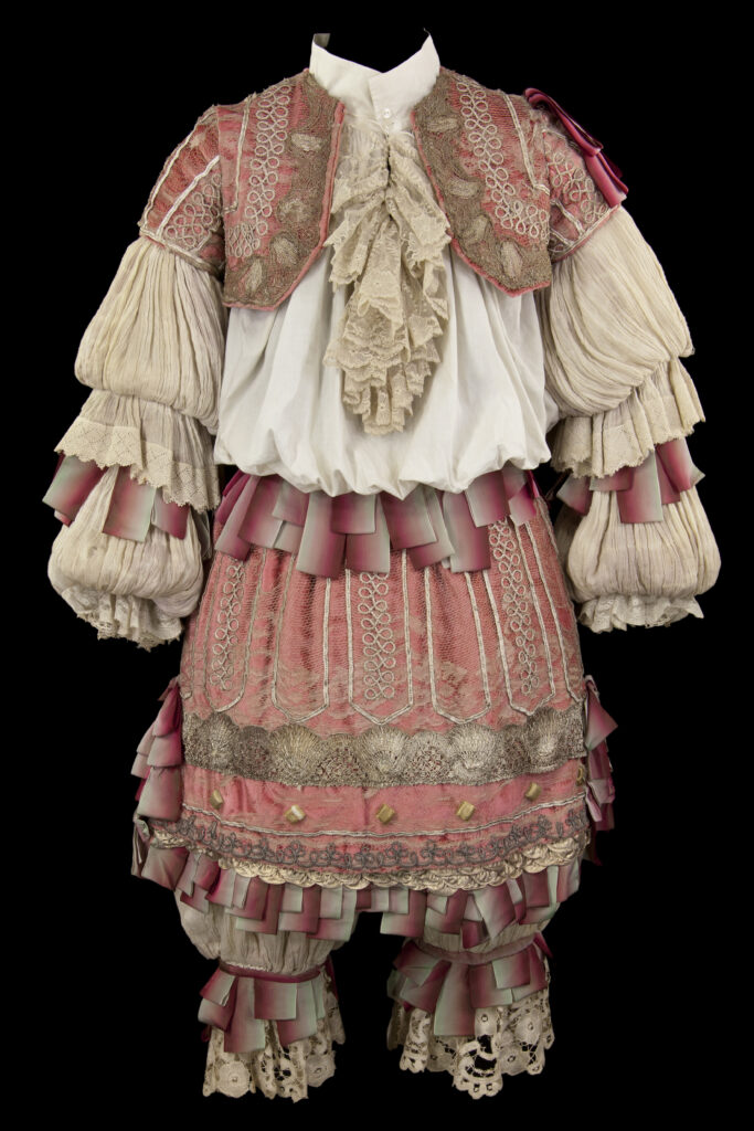 Costume porté par Francis Huster pour le rôle de Clitandre dans Le Misanthrope, comédie de Molière créée au Palais Royal le 04/06/1666