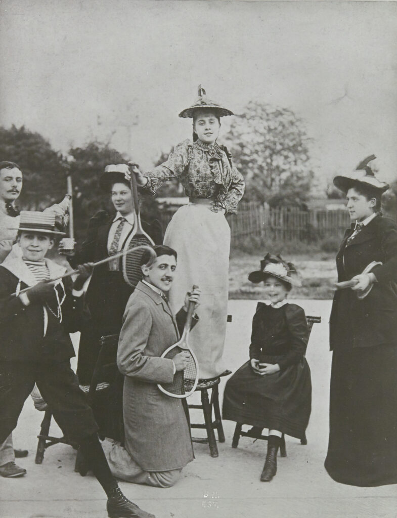 Anonyme, Marcel Proust et ses amis au tennis du boulevard Bineau (au centre Jeanne Pouquet), 1892