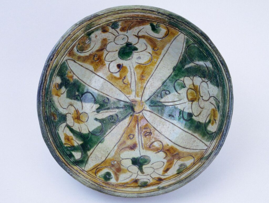 Coupe à décor floral, Syrie, XIIIe siècle