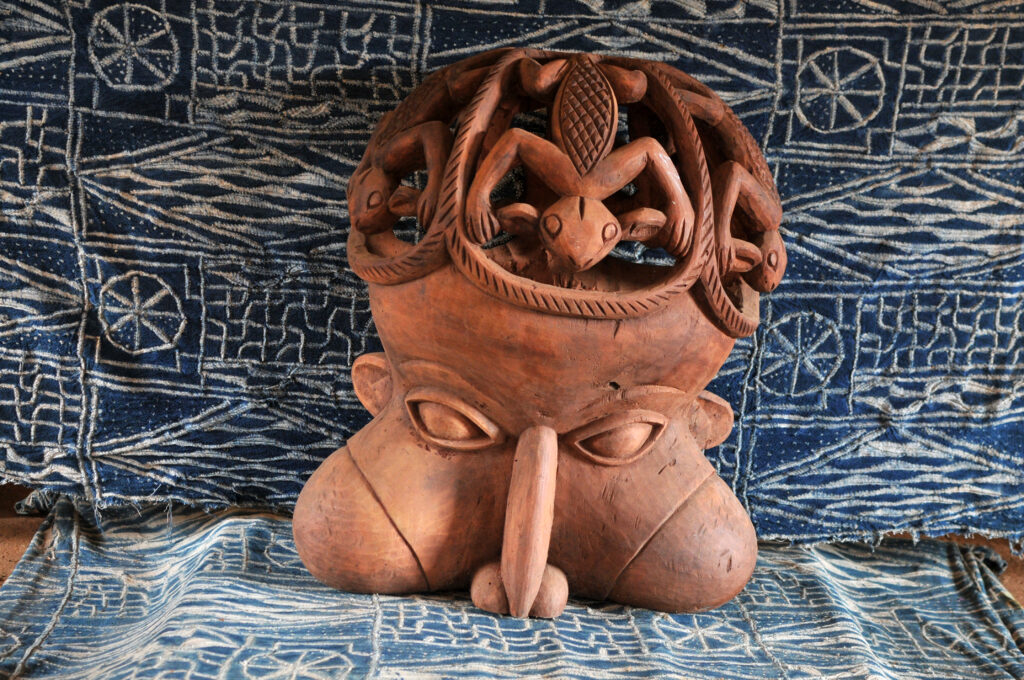 Le masque Tukah "père" de la chefferie Bamendou