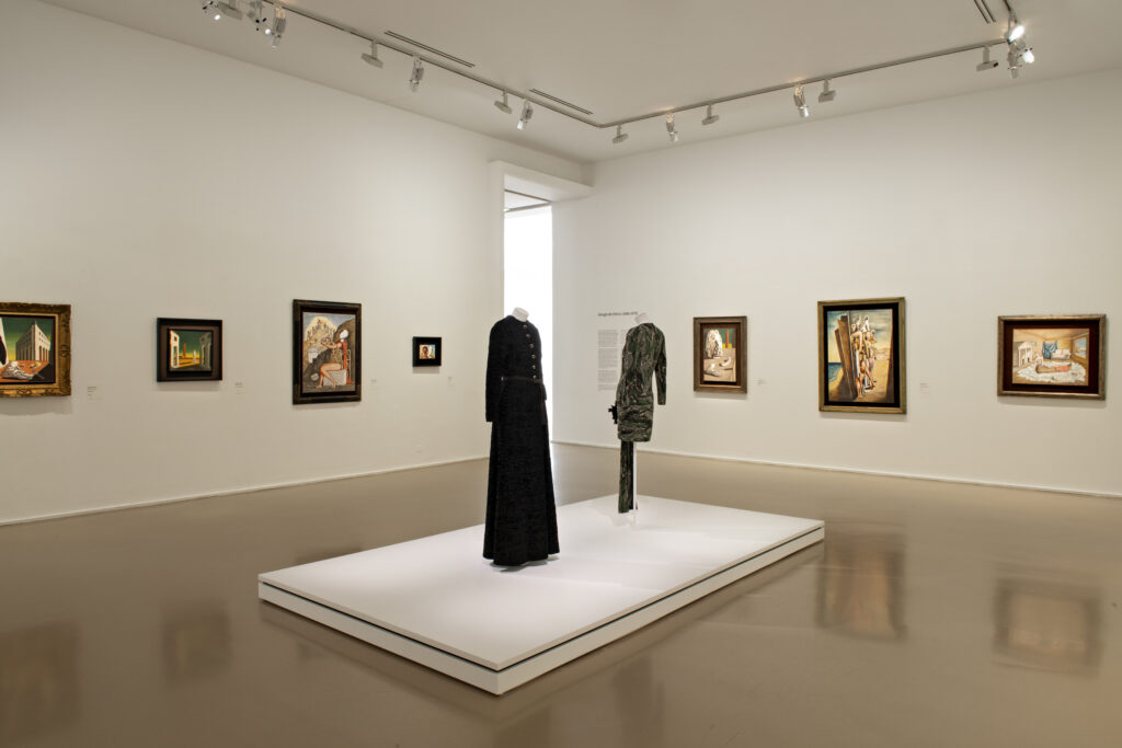 Vue de l'exposition Yves Saint Laurent au Musée d'Art Moderne de Paris