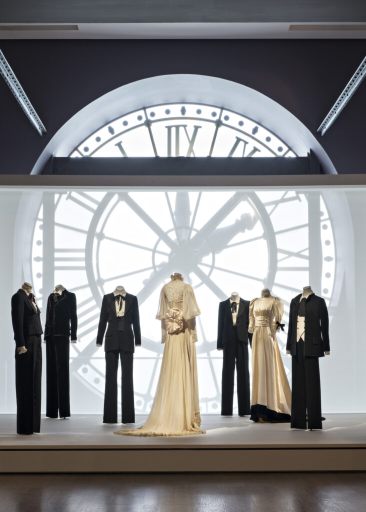 Vue de l'exposition Yves Saint Laurent au Musée d'Orsay