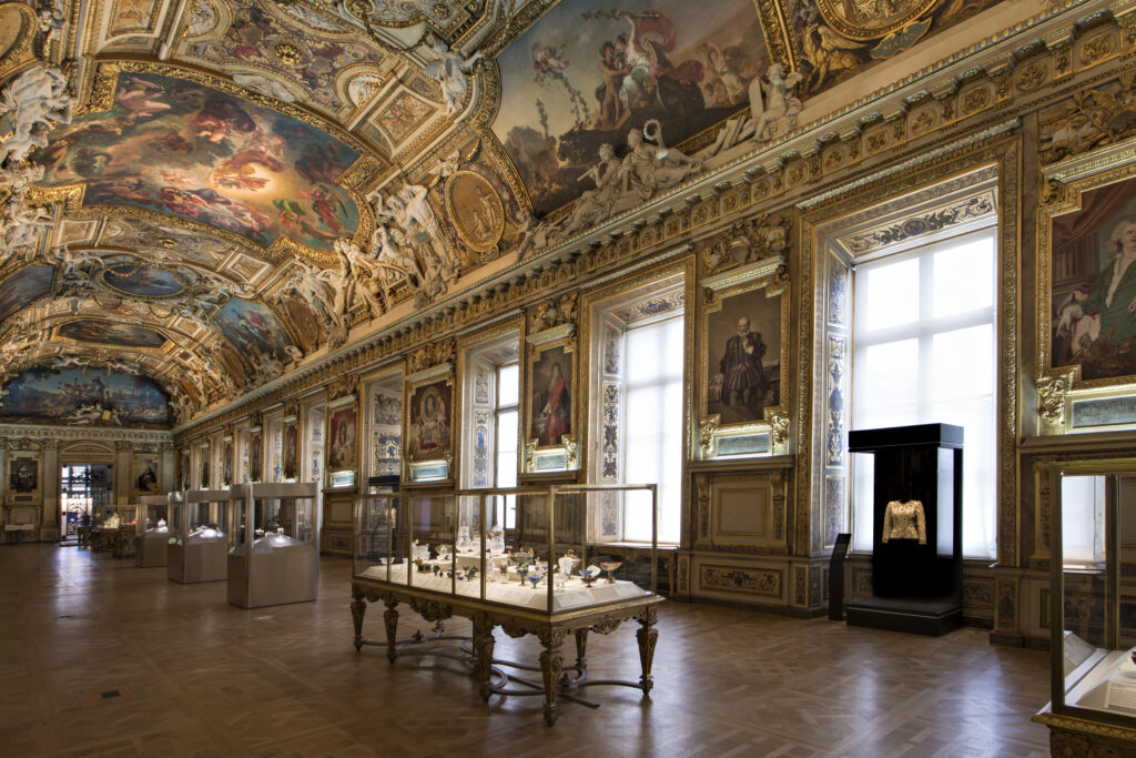 Vue de l'exposition Yves Saint Laurent au Musée du Louvre