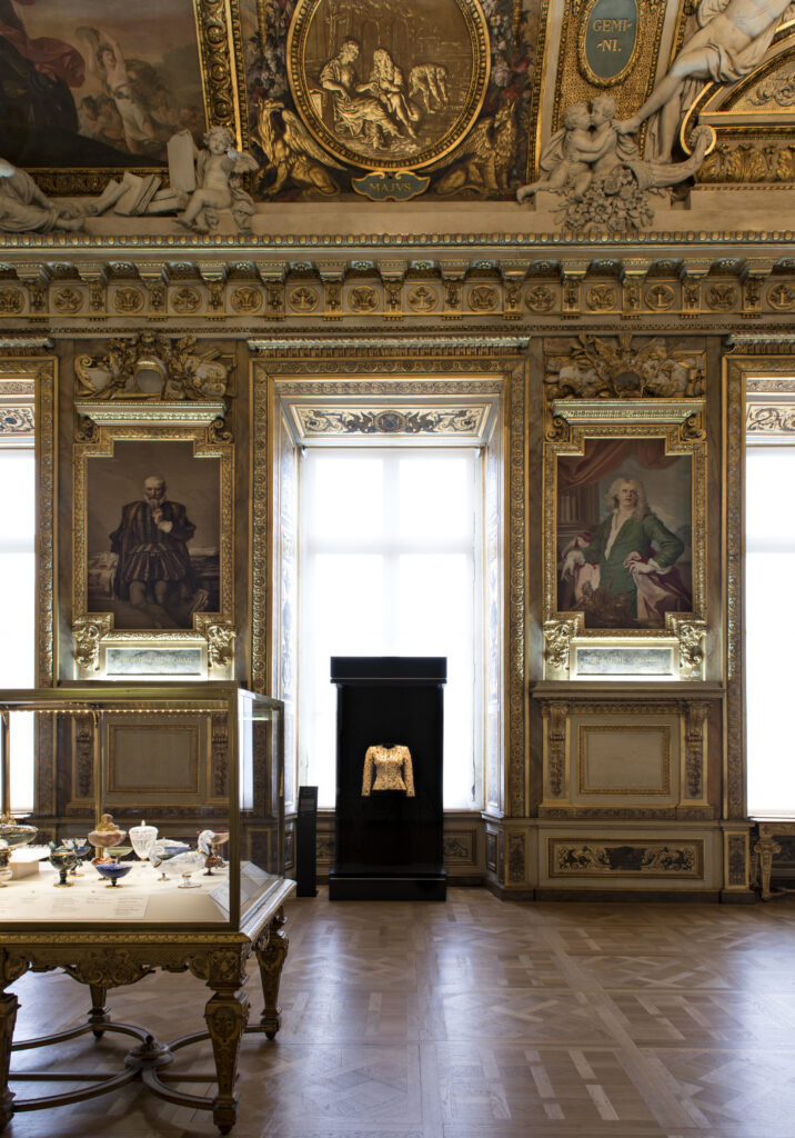Vue de l'exposition Yves Saint Laurent au Musée du Louvre