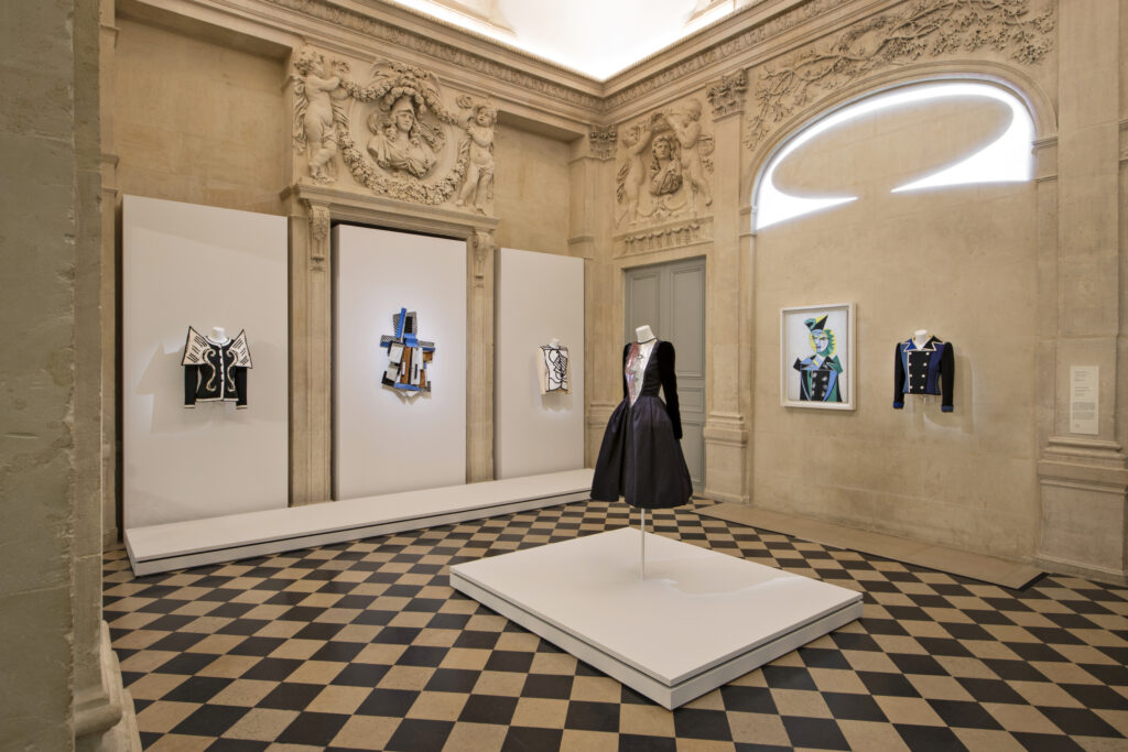 Vue de l'exposition Yves Saint Laurent au Musée Picasso