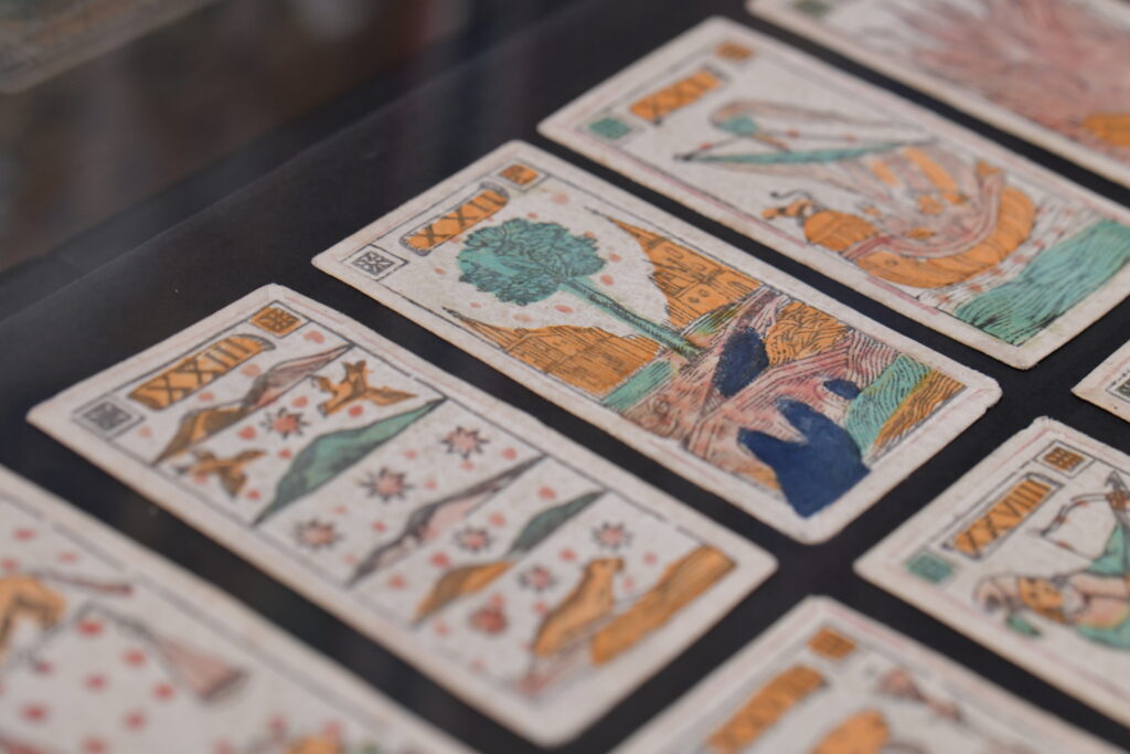 Vue de l'exposition Tarots enluminés - Musée de la Carte à Jouer 
