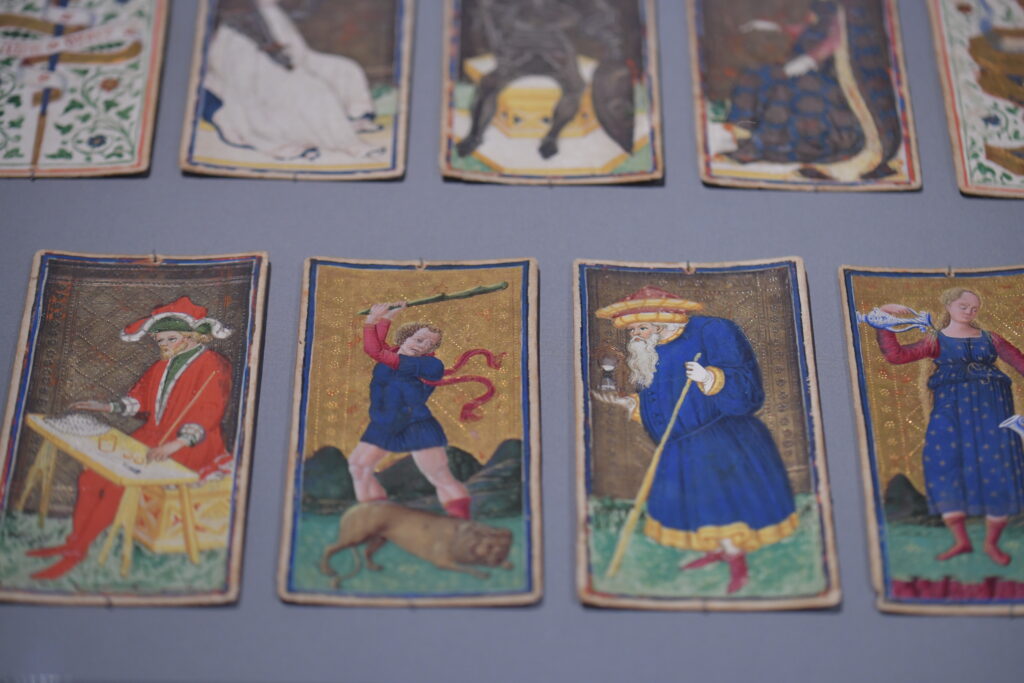 Vue de l'exposition Tarots enluminés - Musée de la Carte à Jouer 