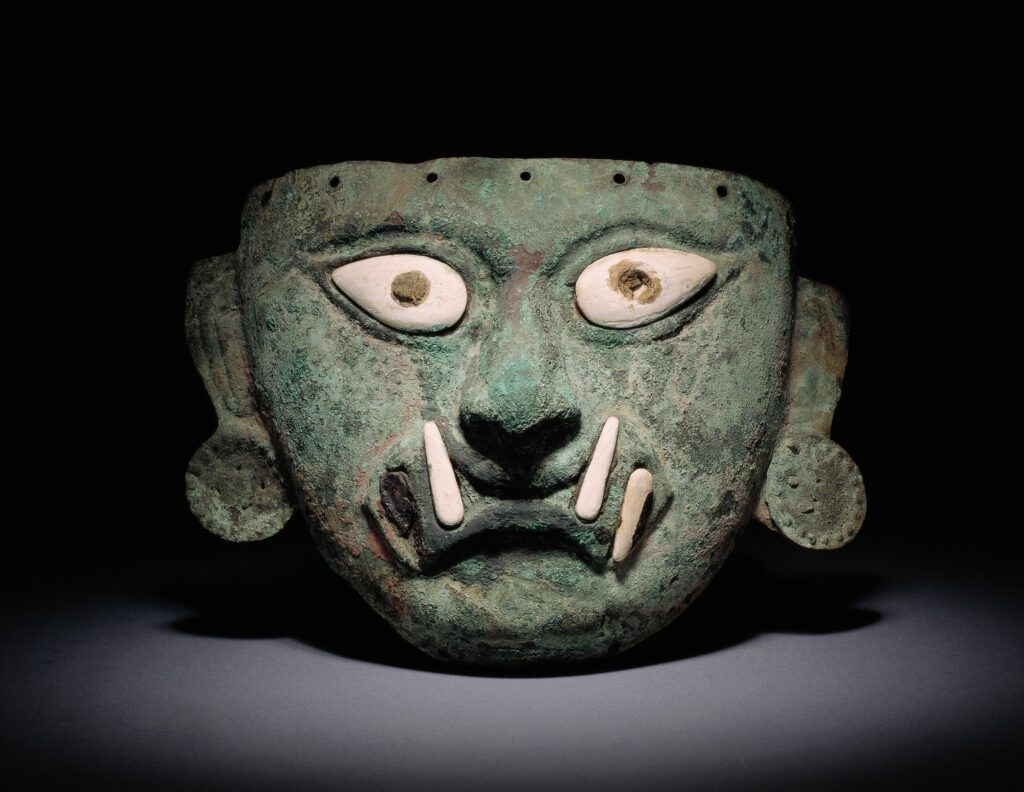 Masque funéraire représentant le visage d’Ai Apaec, Culture Mochica, 100 - 800 apr. J.-C. 