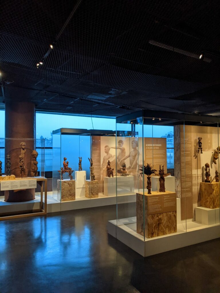 Vue de l'exposition La Part de l'Ombre, Musée du Quai Branly 