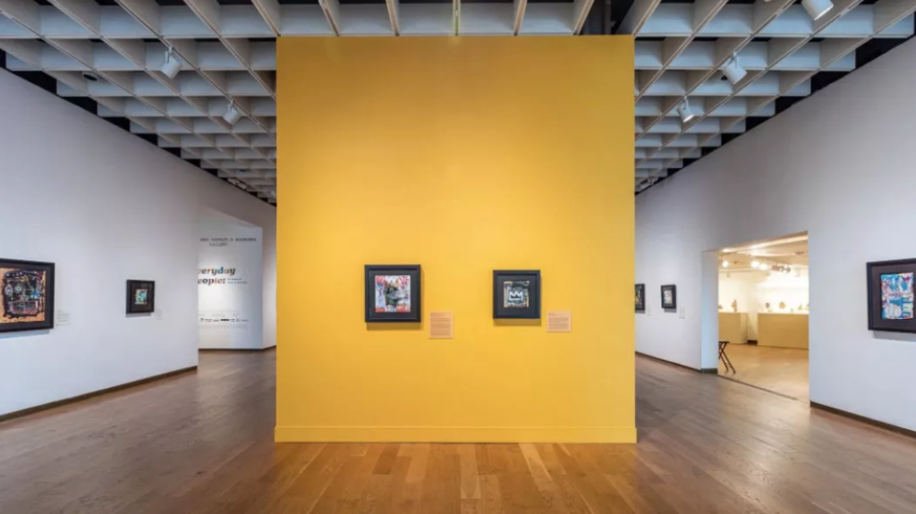 Vue de l'exposition qui réunit 25 œuvres attribuées à Jean-Michel Basquiat.