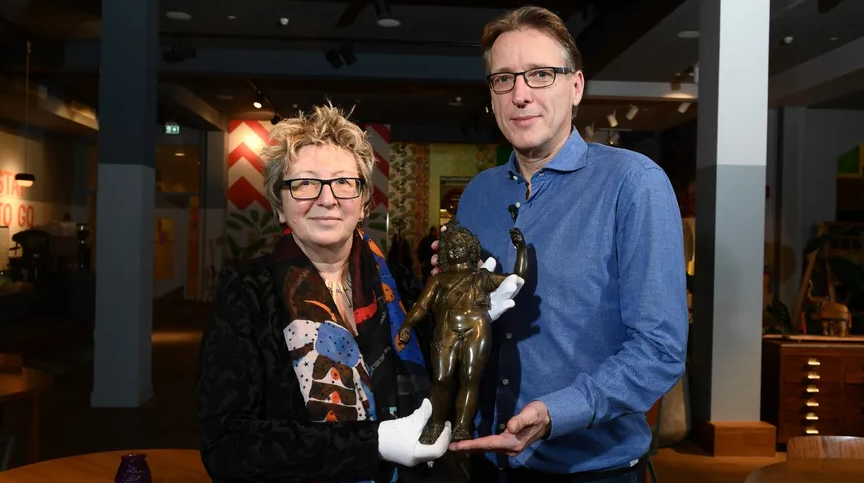 Catherine Monnet, la directrice du musée du Pays Châtillonnais et Arthur Brand, le détective néerlandais, avec la statue retrouvée 