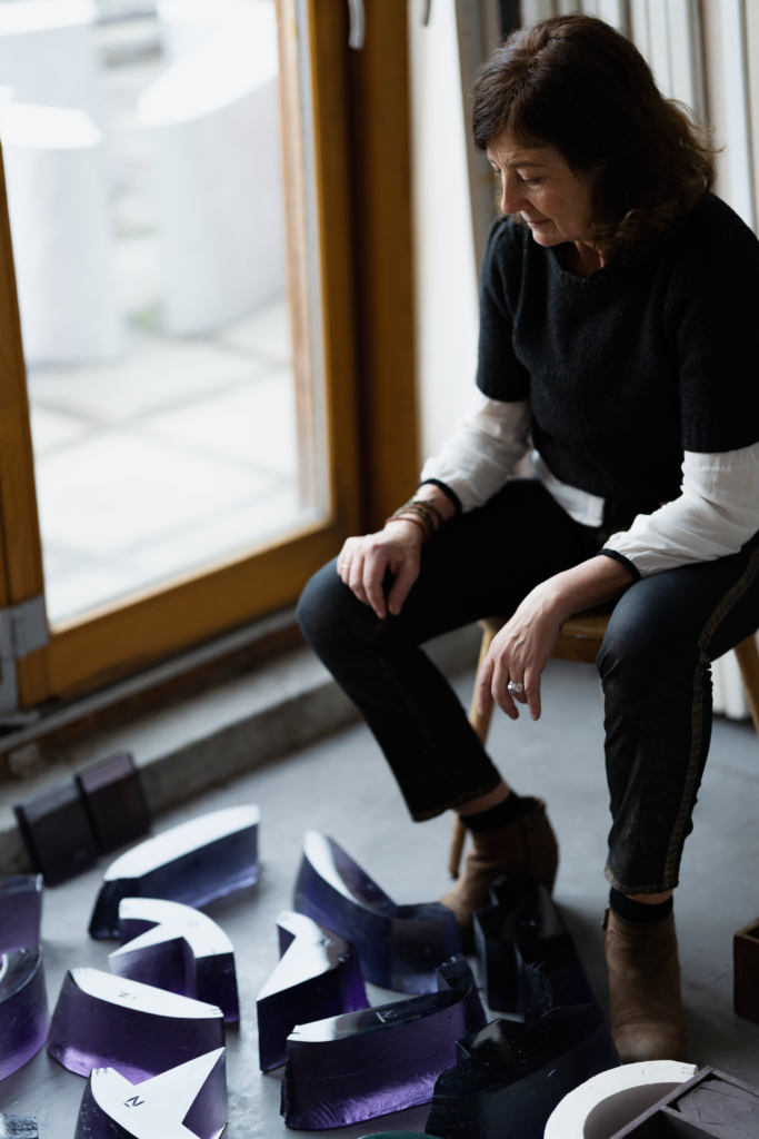 Agnès Thurnauer assise dans son atelier devant River Tongue en cours de réalisation, décembre 2021