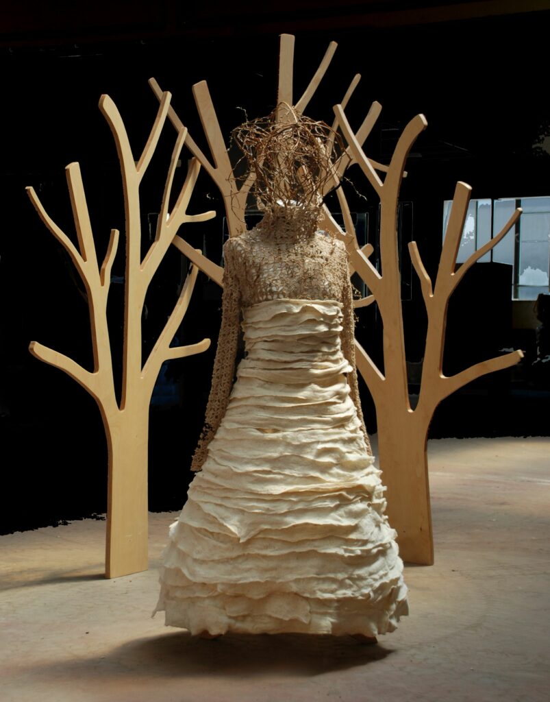 Robe en mérinos de Rambouillet créée par l’artiste Krystel Chavigny, [2010].