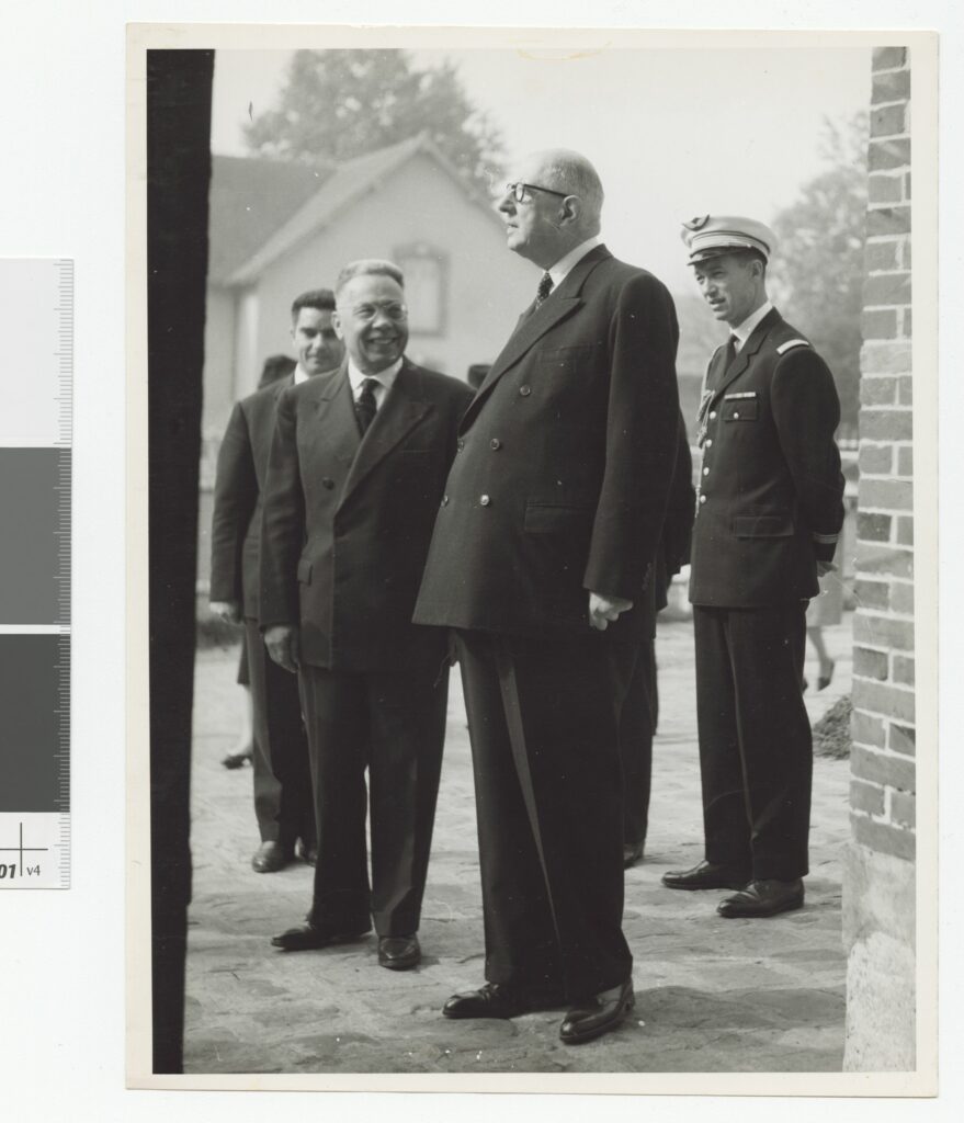 Photographie de Charles de Gaulle dans la cour de la Bergerie nationale, 1963.