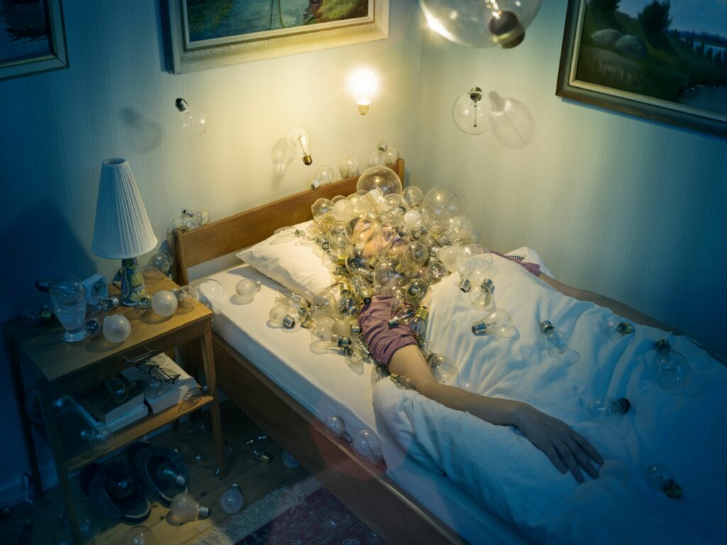 Erik Johansson, Ideas comme at night (Les idées viennent la nuit), 2021