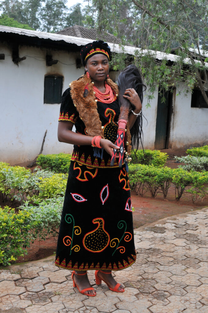 Costume de reine en Toghu, porté par sa détentrice la reine Nkwen, Mancho Calista Nchangwie