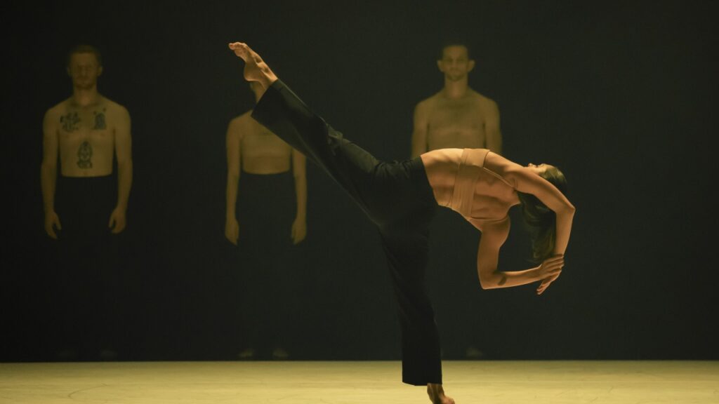Vue du spectacle de danse ab [intra] de la Sydney Dance Company orchestrée par Rafael Bonachela