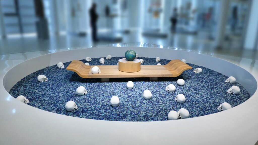 Kamel Yahiaoui, La mer des tyrannies, (installation exposée au Musée, 6ème étage)