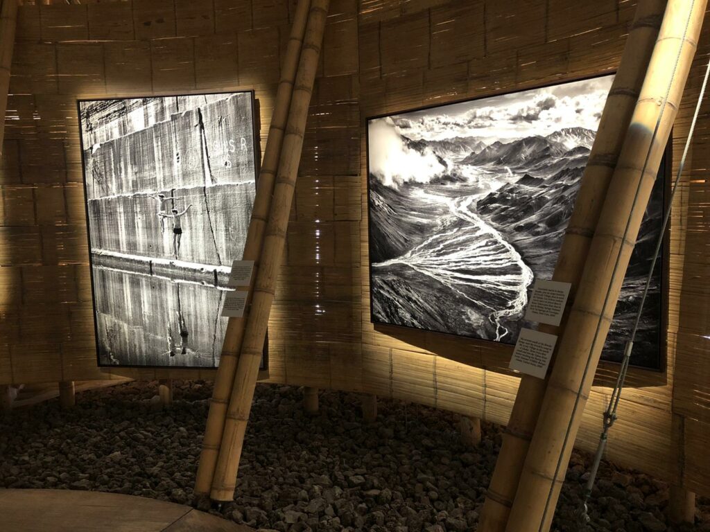  Vue de l'exposition Aqua Mater / Sebastião Salgado dans le pavillon du parvis de La Défense