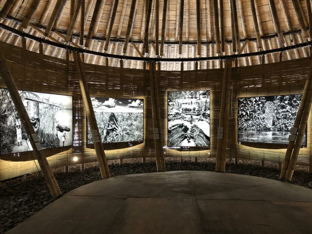  Vue de l'exposition Aqua Mater / Sebastião Salgado dans le pavillon du parvis de La Défense